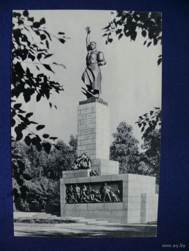 Фото Савина Г. (6), Преображенское кладбище. Памятник жертвам 9 Января 1905 г. (по Ленинским местам), 1969, чистая.