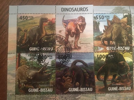 Гвинея-Бисау 2010. Динозавры (блок) небольшой разрыв зубцов