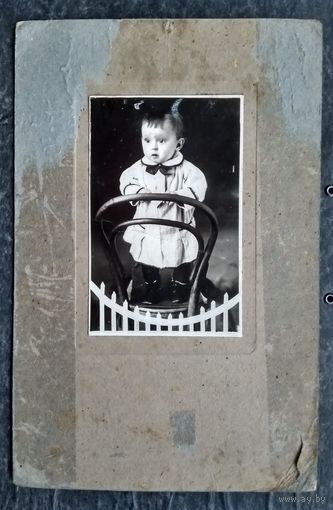 Ребенок на стуле. Из фото семьи Рымашевских. 1929 г. На картоне. 9х13 см