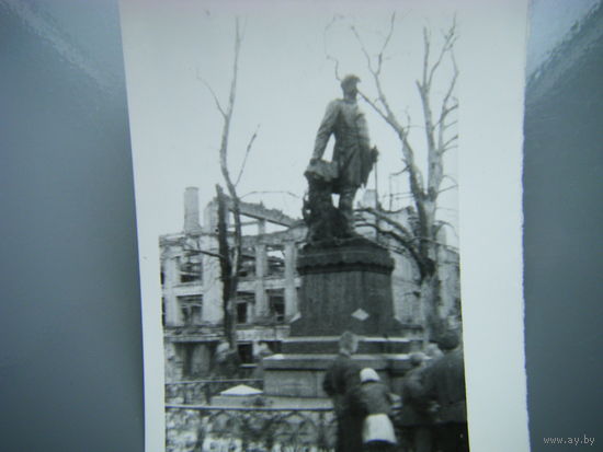 Фото немецкого памятника на фоне руин города.