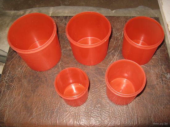 Набор пластиковых ёмкостей стаканов советских времён примерно 0.7-0.2 л