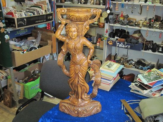Индианка с чашей. Старая деревянная статуэтка-подставка, консоль ручной работы, 58 см.