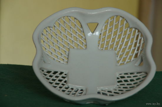 Ваза - корзинка фарфоровая   целая ( диаметр 18,5 см , высота 6,5 см )