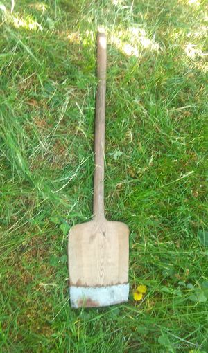Старая деревянная лопата для хознужд (из одного куска древесины)
