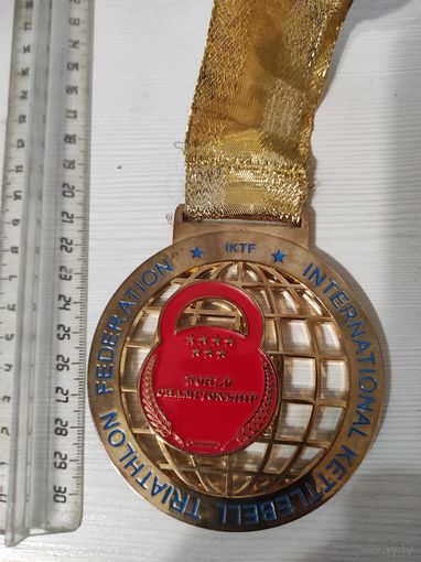Медаль победителю гиревого триатлона.