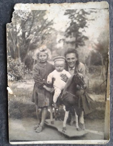 Фото с ребенком на деревянной лошадке. 1940-е. 6,5х9 см.