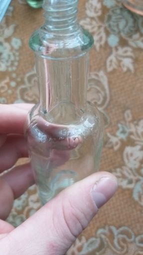 Старинная бутылка от парфюма