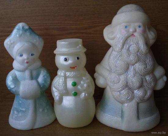 Новый Год: Дед Мороз, Снегурочка и Снеговик-почтовик с ёлкой (емкость для конфет)