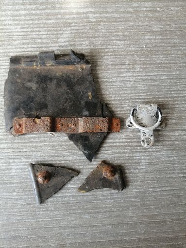 Детали фурнитуры бакелитового кофра бинокля Германии.
