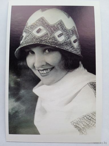Шляпки. мисс Уилсон в фетровой шляпке-клош с венгерской вышывкой, Нью-Йорк, 1923