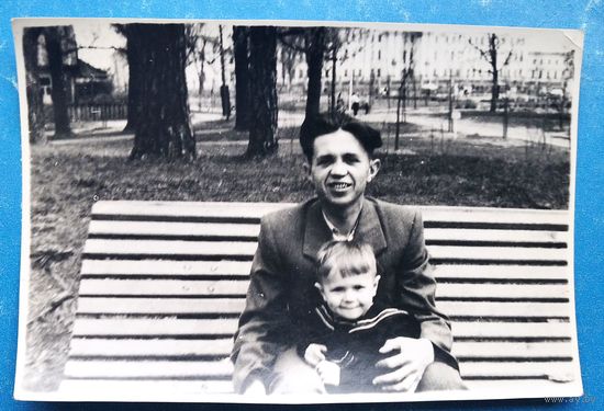 Фото мужчины и мальчика. Минск. Парк им.Горького. 1950-е. 8х12 см.