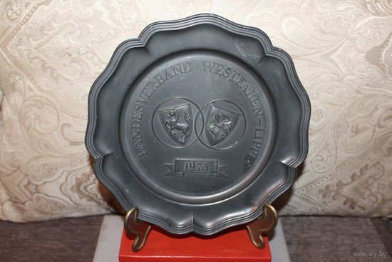 Настенная, оловянная тарелка с гербами, диаметр 22.5 см., тяжёлая, клеймо.