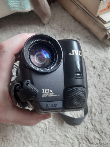 Видеокамера JVC GR-AX338E
