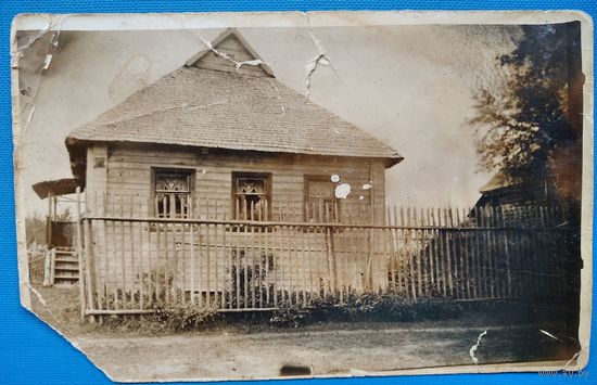 Фото деревенского дома. 1933 г. Новгородская обл.(?) 9х14 см.