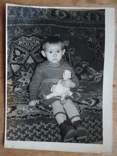 Фото ребенка с куклой. 1960-е. 9х12 см.