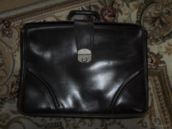 Красивый кожанный портфель саквояж-кейс 45х32 см. коричневый
