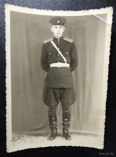 Офицер в галифе, 1949 г.