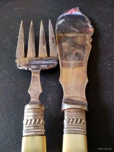 Старинные нож и вилка для рыбы, латунь, серебрение, кость, клейма Англия / Франция не с рубля