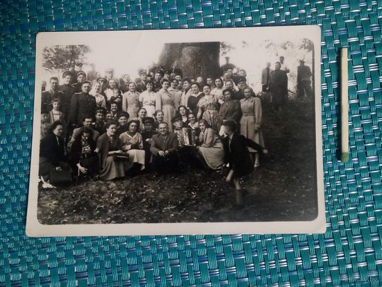 Послевоенная фотография офицеров и членов их семей.