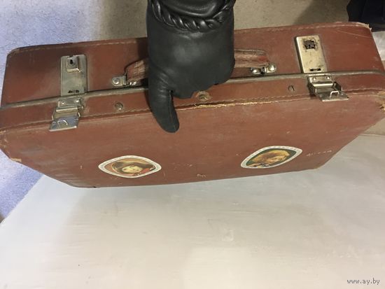 Чемоданчик чемодан небольшой романтичный винтаж СССР с переснимками девушек ГДР замеры  44 х 26 х11
