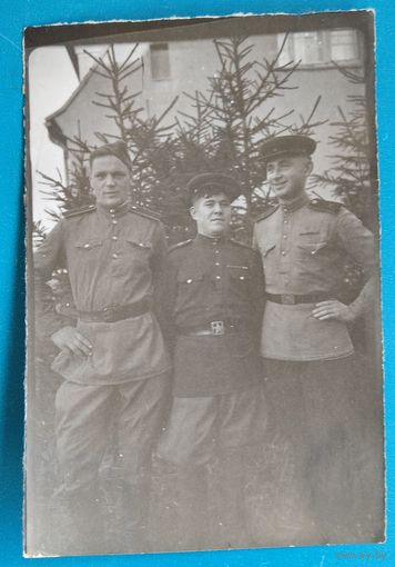 Фото трех военных. 6х9 см.