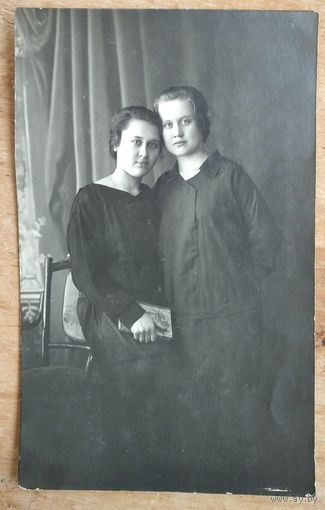 Фото двух сестер. 1927 г. 8х13 см