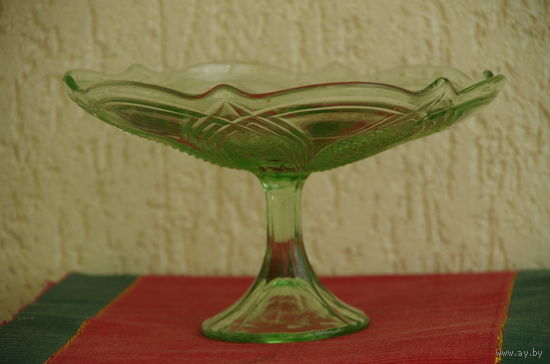 Ваза зеленое стекло    ( высота  15,5 см , диаметр  24,5 см  )     целая