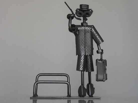Металлическая фигурка - подставка для визиток "БИЗНЕСМЕН" известного немецкого скульптора Гюнтера Шольца.