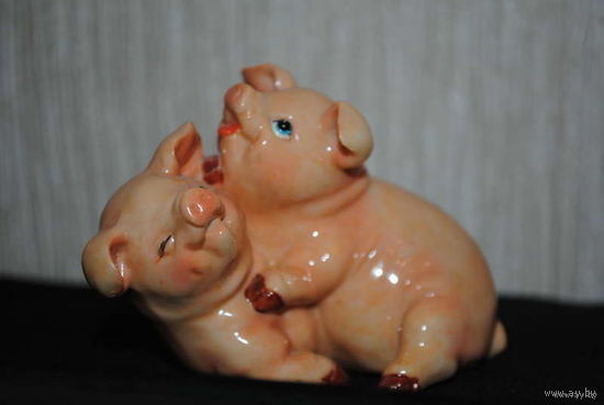 Сувенирная статуэтка: "Свин и Свинтус-Свинка"., - НОВАЯ, можно как подарочный-сувенир к любому поводу., а так же празднику-!