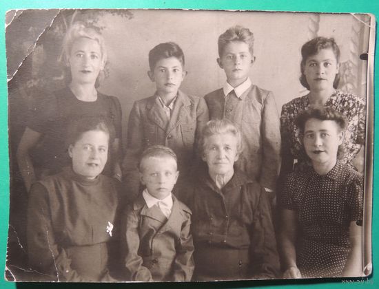 Фото "Большая семья", Минск, 1946 г. (17*12 см)