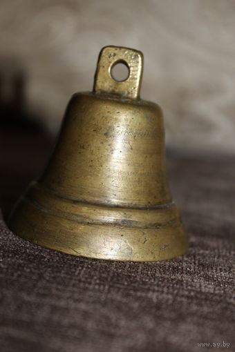 Старый бронзовый колокольчик, било не родное, высота 7 см, диаметр юбки 6,3 см.