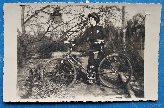 Фото военнослужащей с велосипедом. Март 1945 г. Германия. 8х13 см