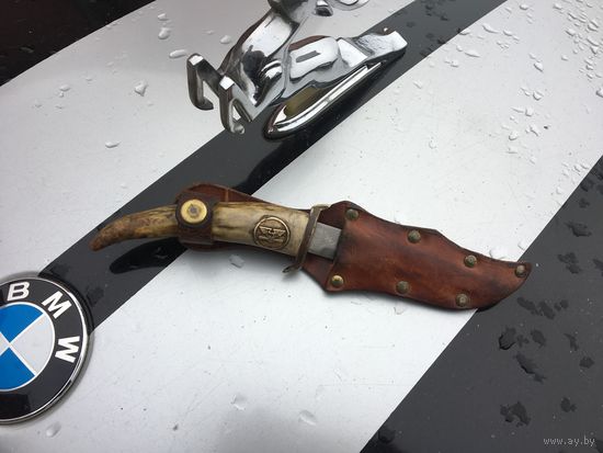 Тип охотничьего никкера под финский pukko c мастерски  врезанной в  рог  оленя  латунной  эмблемой неизвестных ВВС.