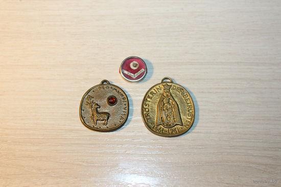 Латунные медальоны с католическими церквями.
