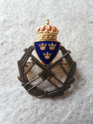 Нагрудный военный знак королевской гвардии Швеции "За отличную стрельбу из автомата" III-ей степени. Швеция, первая половина прошлого века.(6).