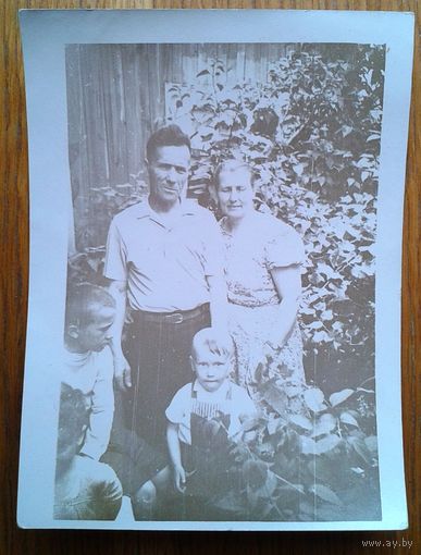 Семейное фото. 1950-е. 9х12 см.