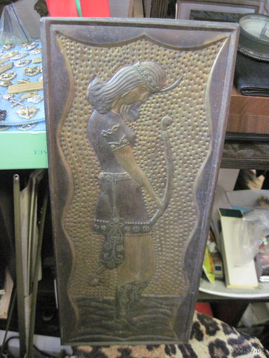 Панно-чеканка Девушка с луком 43,5х18 см.