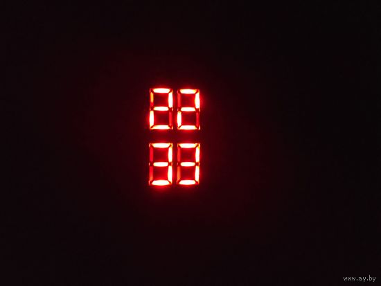 Часы-браслет электронные (показывают часы, минуты, секунды, месяц и число, есть режимы 12h и 24h).