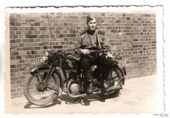 Фотография. 1945 г. Солдат с ППШ на мотоцикле