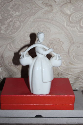 Фарфоровая статуэтка "Девушка с грибами", высота 14 см., без сколов и трещин.