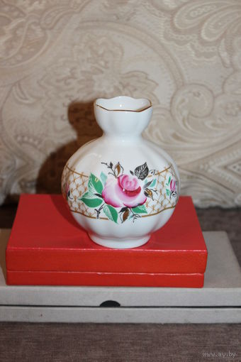 Фарфоровая вазочка, времён СССР. высота 12 см., без сколов и трещин.