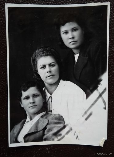 Фото трех девушек. 1946 г. 8х11 см.