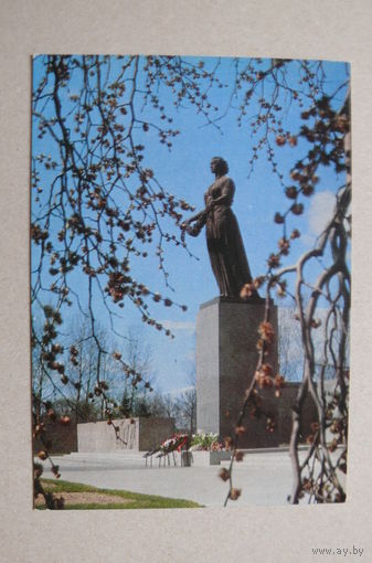 ДМПК, 28-10-1974, 1975; Стукалов В.(фото), Ленинград. Пискаревское кладбище; чистая.