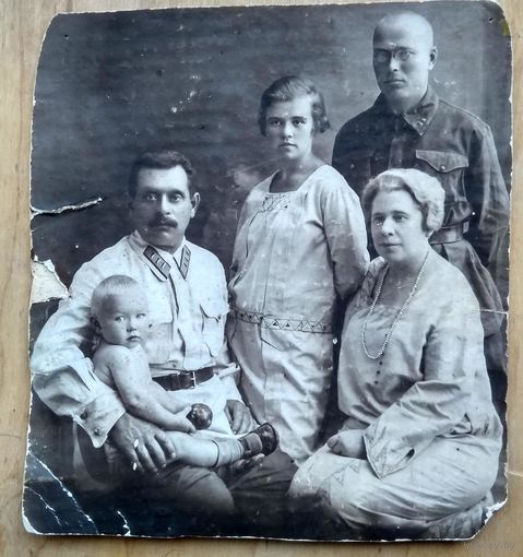 Фото двух военных с семьями. 1928 г. 11.5х13 см
