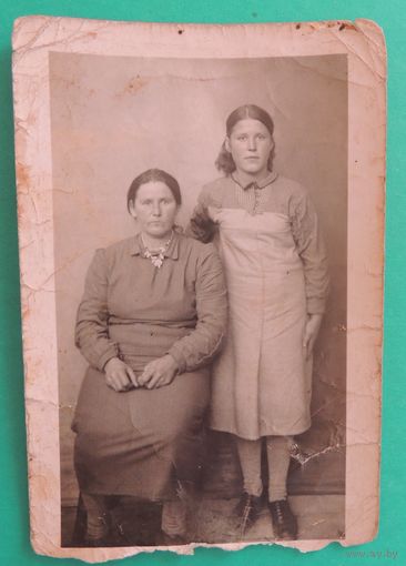 Фото "Мать и дочь", 1945 г., Мосты, Гродненская обл.