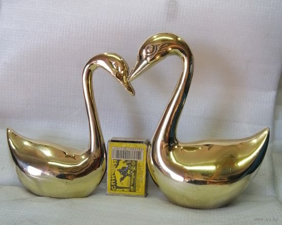 Пара бронзовых литых лебедей в стиле Сальвадора Дали.