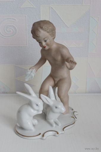 Фарфоровая статуэтка Мальчик Путти с зайцами, кроликами. ВАЛЕНДОРФ. WALLENDORF. Германия