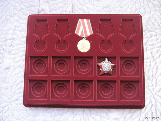 Планшет на 5 медалей и 10 знаков с винтом.