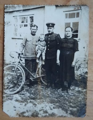 Фото групповое с велосипедом. 1950-е. 8х11 с