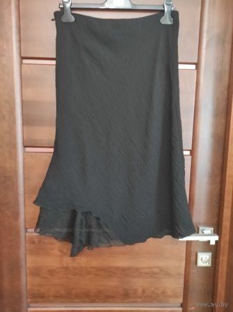 Немецкая юбка Steilmann Germany на 46-48 размер. Длина 76 см, ПОталии 41 см. Интересная модель, к низу расширяется, очень красивая ткань, с металлическим блеском. Состояние идеальное.